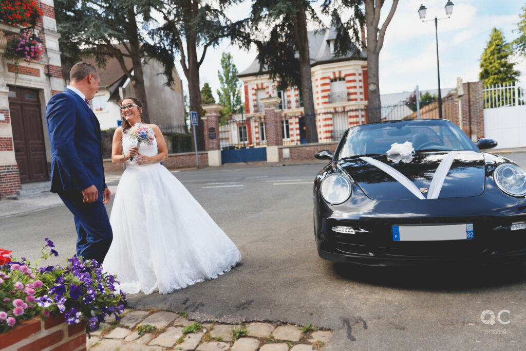 Couple de jeunes mariés devant la mairie