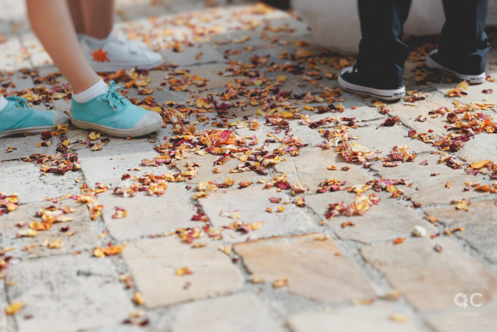 Pétales de fleurs sur le parvis de l'église