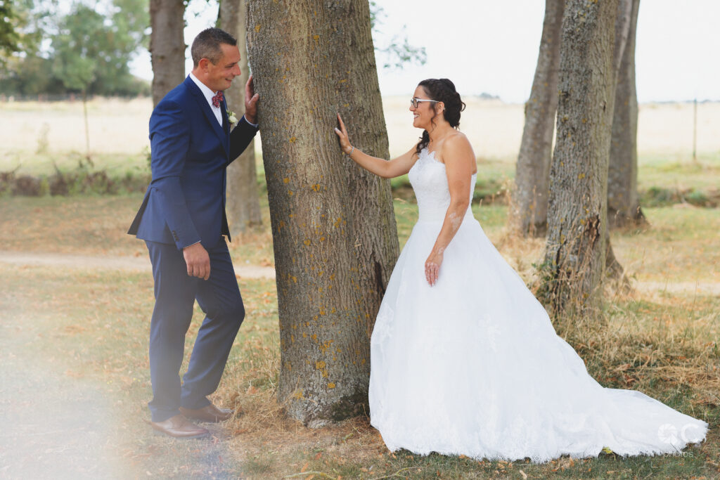 Photo de couple dans le parc.