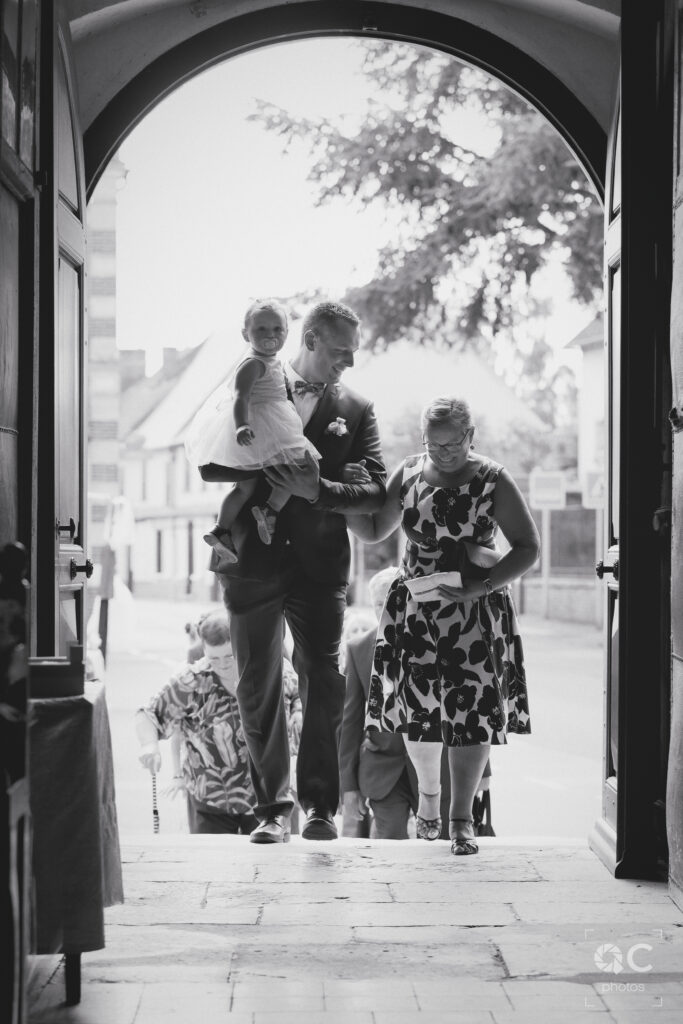 Entrée dans l'église du marié avec sa mère et sa fille