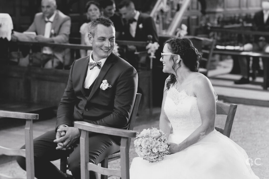Sonia et Xavier, jeunes mariés, échangent un regard dans l'église d'Ansauvillers.