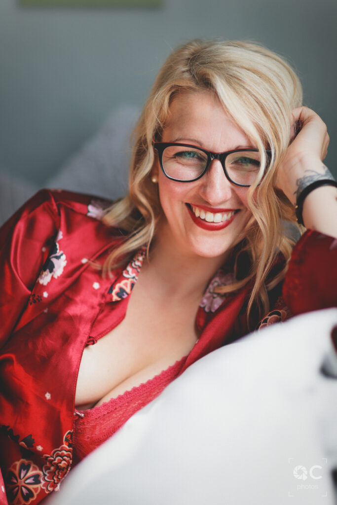 Jolis regard et sourire lors d'une séance boudoir
